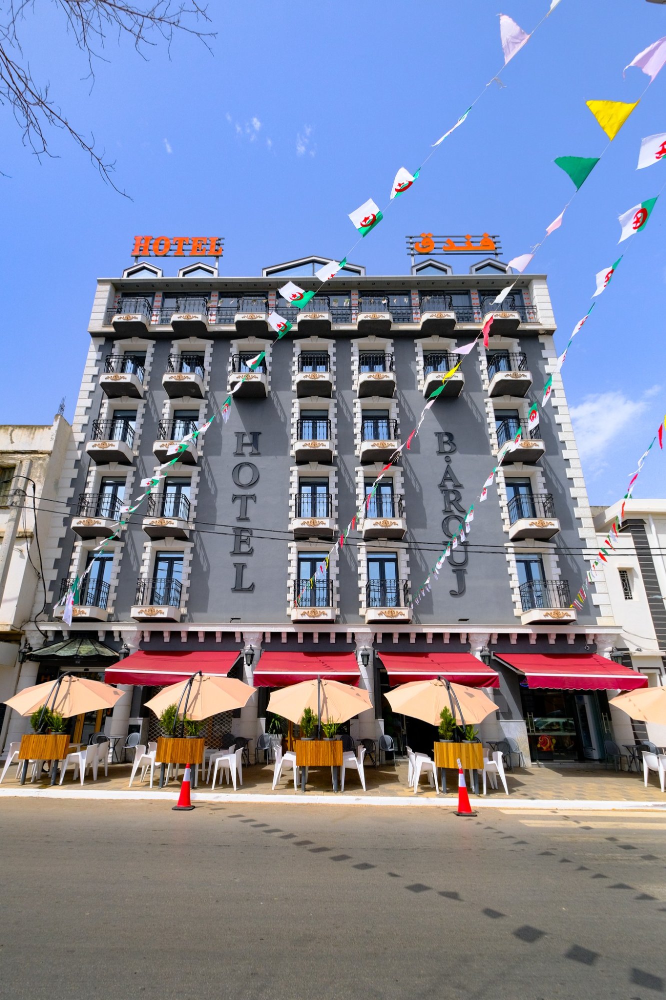 واجهة الفندق نهاراً