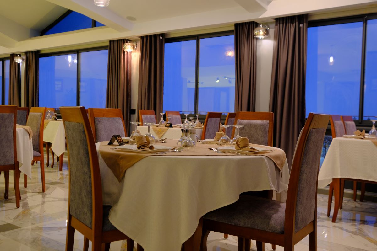 مطعم مع إطلالة